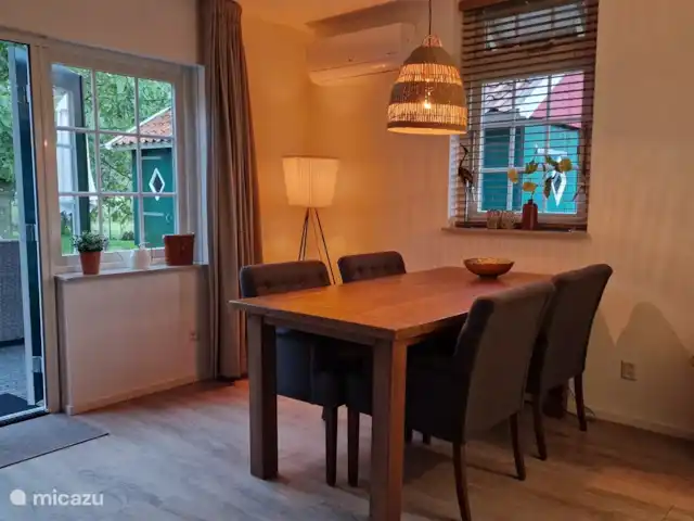 Eethoek met vier stoelen. Losse stoelen voor meer personen worden er bijgezet.